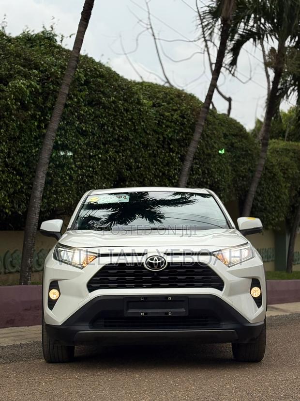 Toyota RAV4 XLE Premium 2021 White