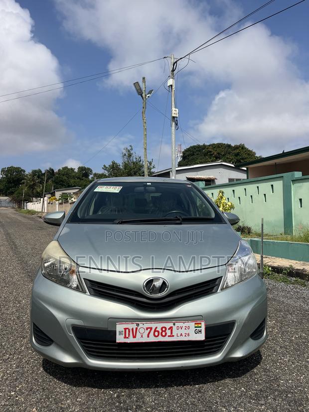 Toyota Vitz 2013 Silver