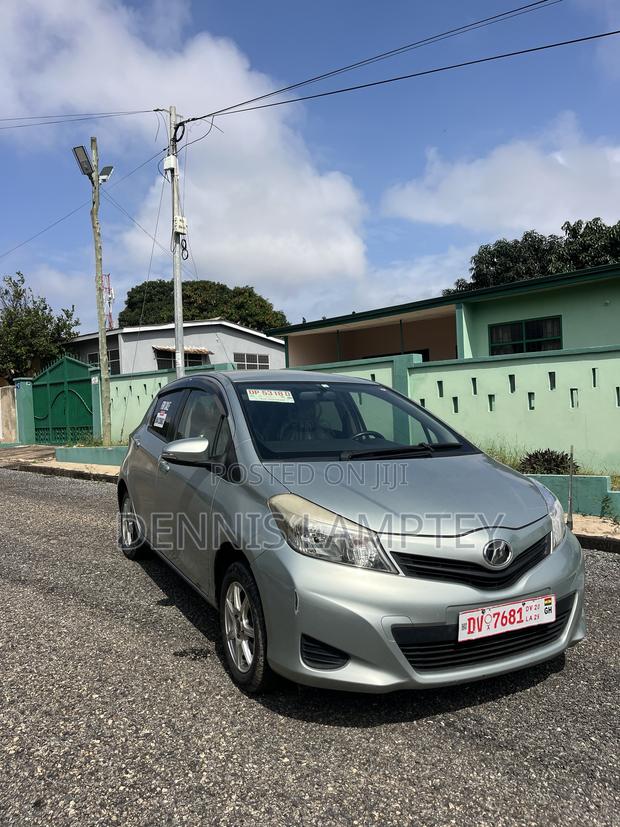 Toyota Vitz 2013 Silver