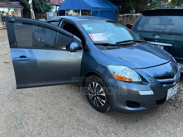 Toyota Yaris Base Sedan 4dr 2011 Blue