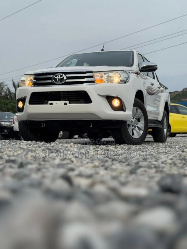 New Toyota Hilux 2025 White