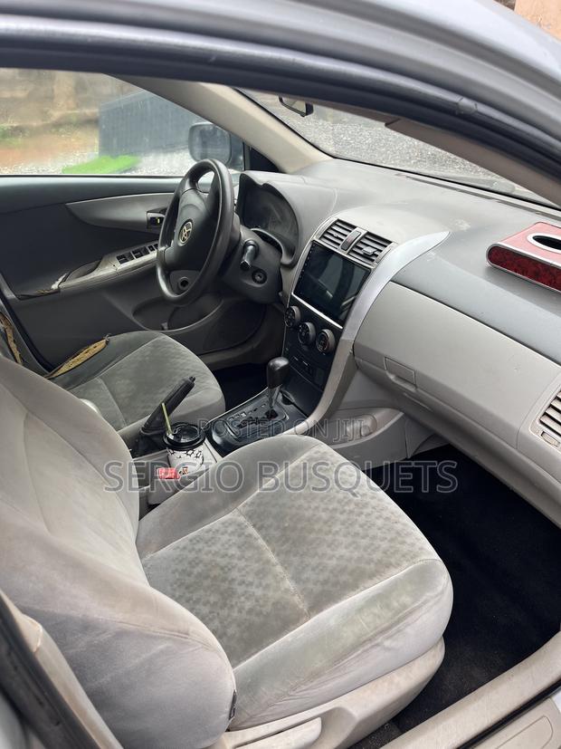 Toyota Corolla LE 4dr Sedan (1.8L 4cyl 4A) 2010 Silver