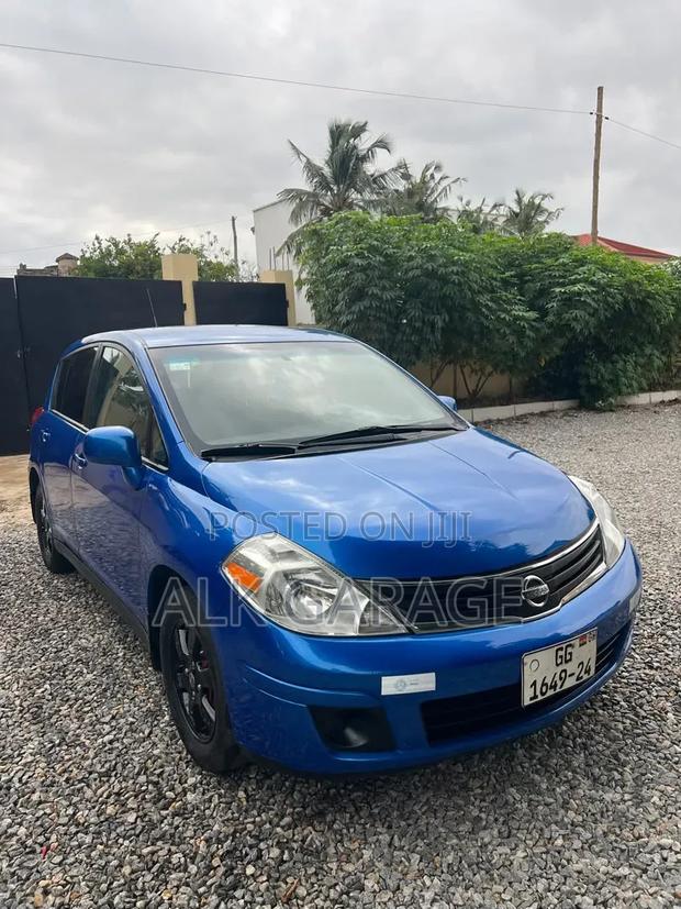 Nissan Versa 1.8 SL Hatchback 2011 Blue