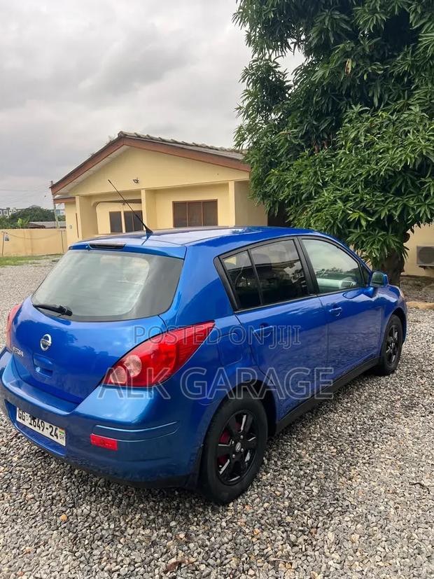 Nissan Versa 1.8 SL Hatchback 2011 Blue