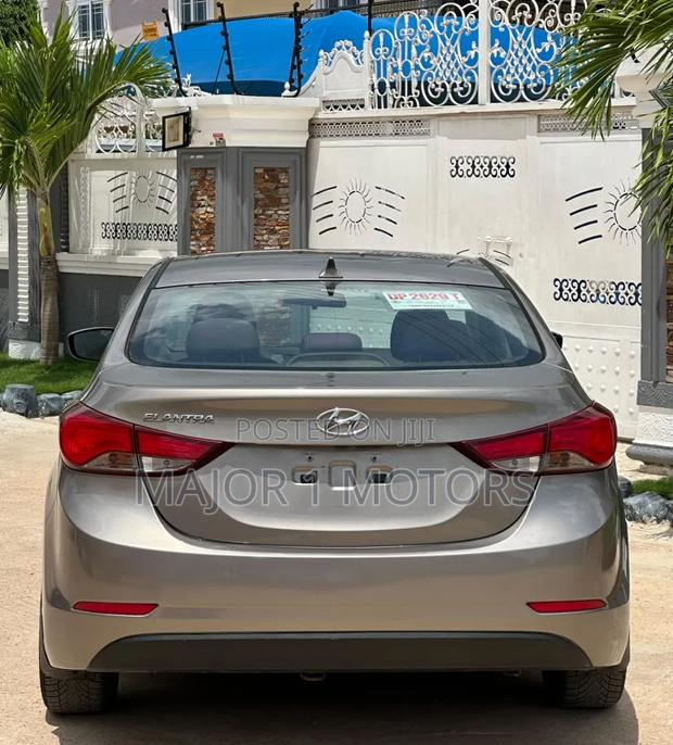 Hyundai Elantra SE 4dr Sedan (1.8L 4cyl 6A) 2015 Gold