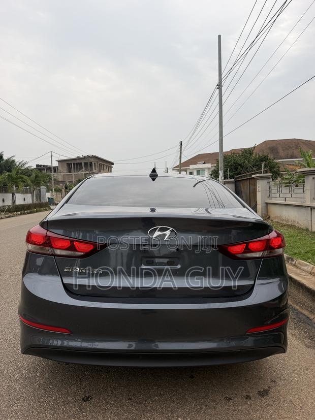 Hyundai Elantra SE Sedan FWD (2.0L 4cyl 6M) 2017 Gray