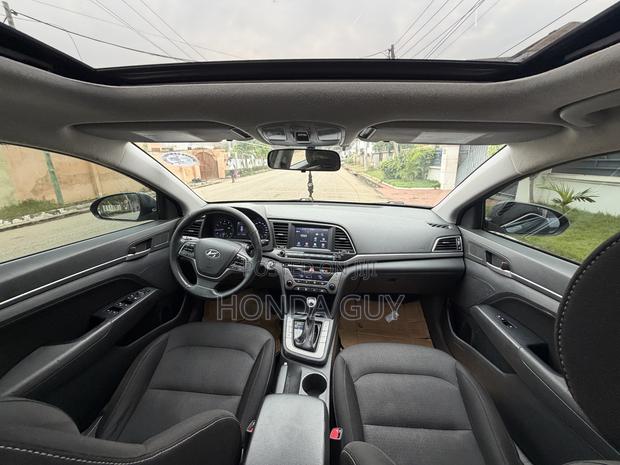 Hyundai Elantra SE Sedan FWD (2.0L 4cyl 6M) 2017 Gray