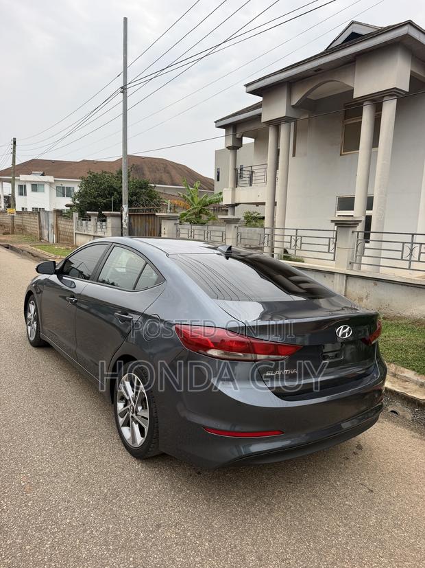 Hyundai Elantra SE Sedan FWD (2.0L 4cyl 6M) 2017 Gray