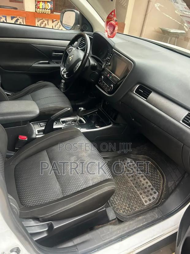 Mitsubishi Outlander 2017 White