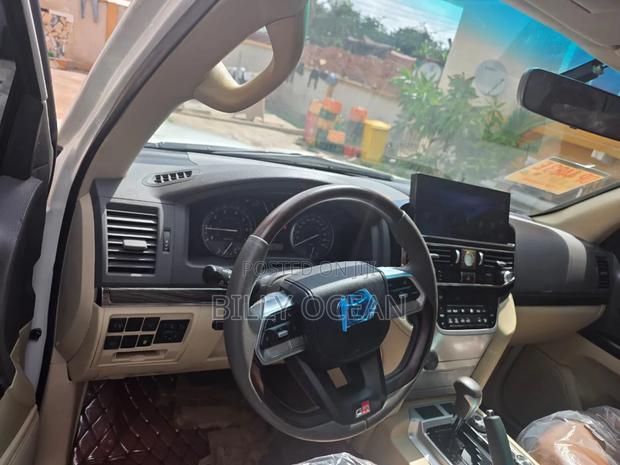 Toyota Land Cruiser 2018 White