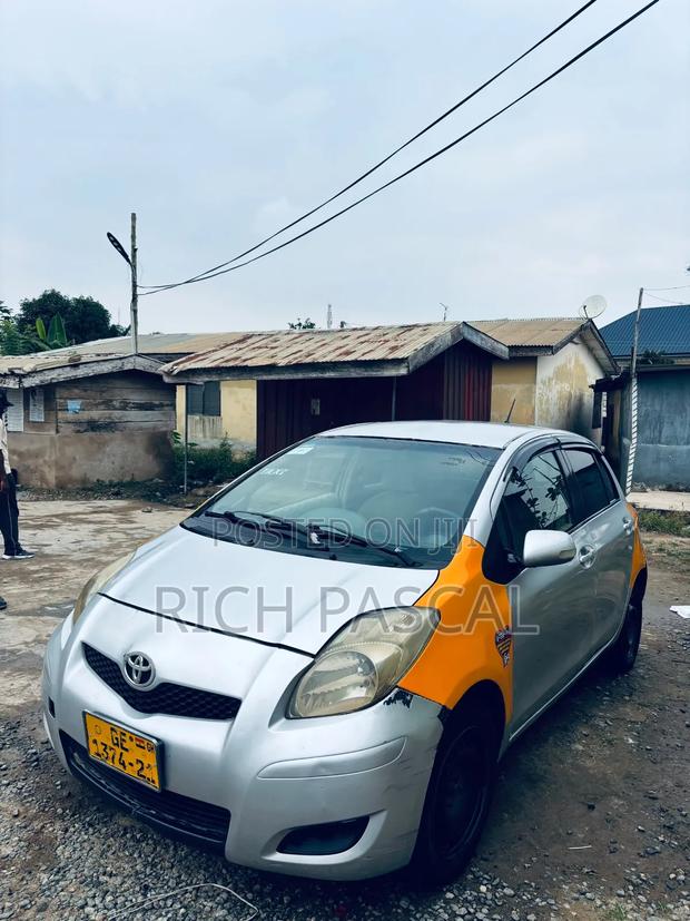 Toyota Vitz 2010 White