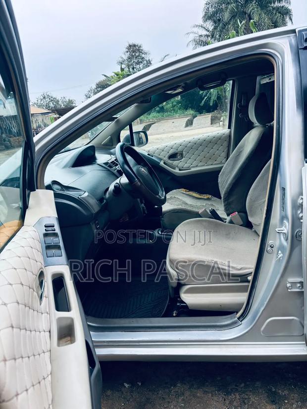 Toyota Vitz 2010 White