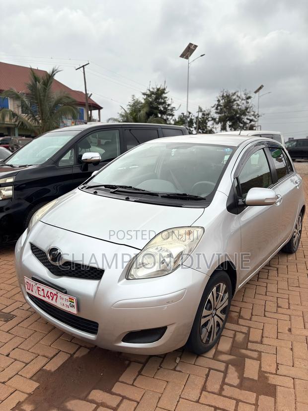 Toyota Vitz 2010 Silver
