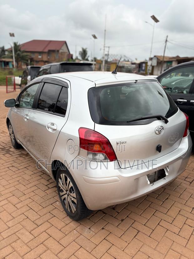 Toyota Vitz 2010 Silver
