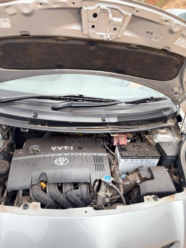 Toyota Vitz 2010 Silver