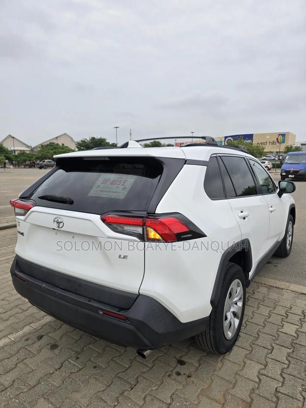 Toyota RAV4 2021 White