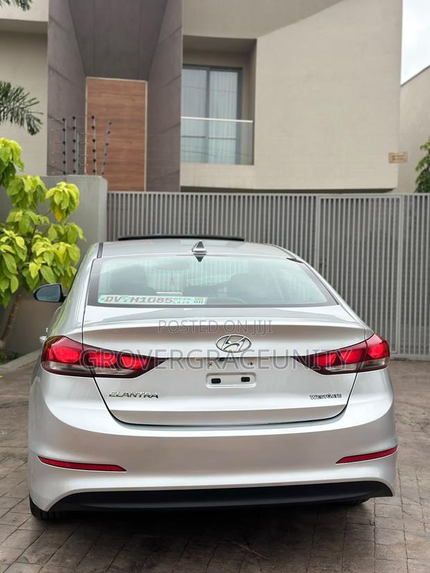 Hyundai Elantra Limited Sedan FWD (2.0L 4cyl 6A) 2017 Silver