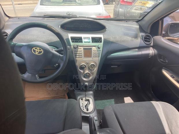 Toyota Yaris Base Sedan 4dr 2010 Gray