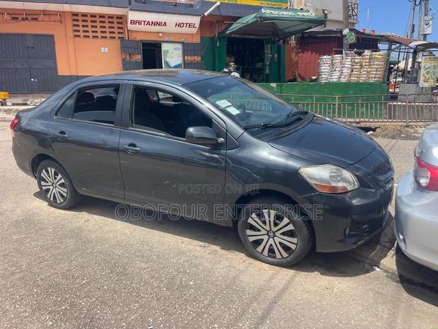 Toyota Yaris Base Sedan 4dr 2010 Gray