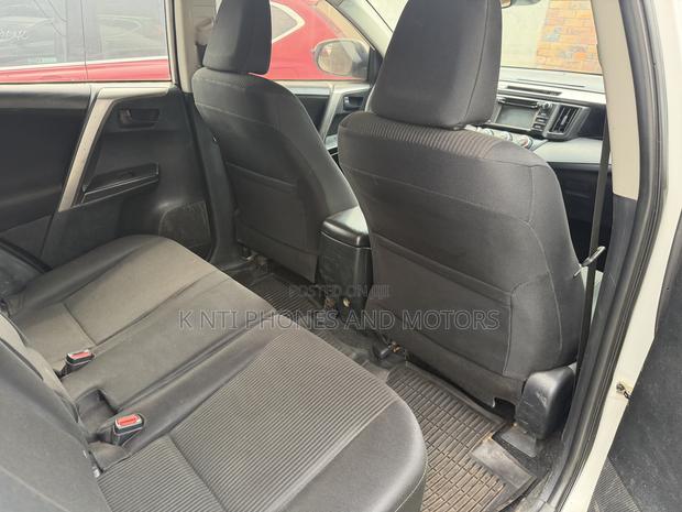 Toyota RAV4 SE 4dr SUV (2.5L 4cyl 6A) 2018 White