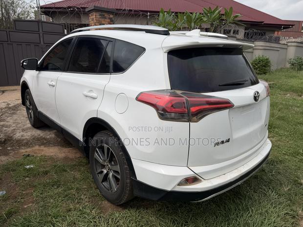 Toyota RAV4 SE 4dr SUV (2.5L 4cyl 6A) 2018 White