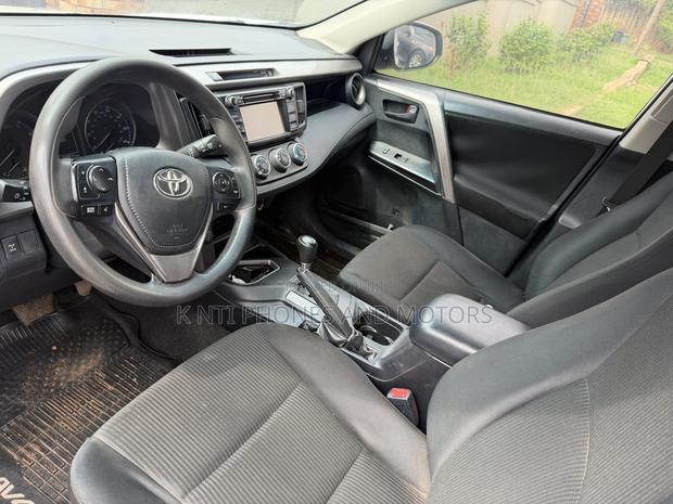 Toyota RAV4 SE 4dr SUV (2.5L 4cyl 6A) 2018 White