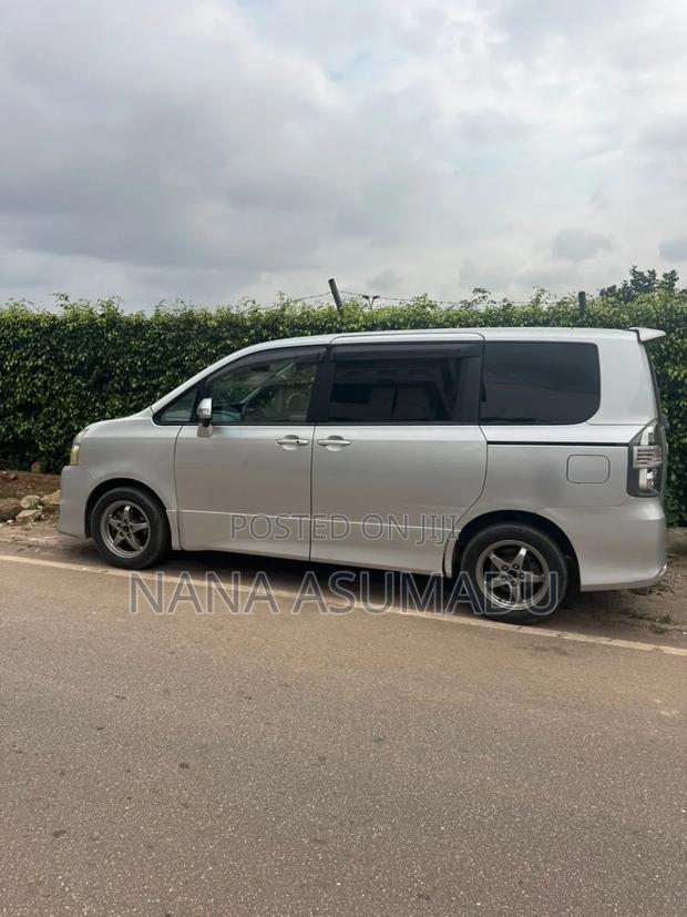 Toyota Voxy 2012 White