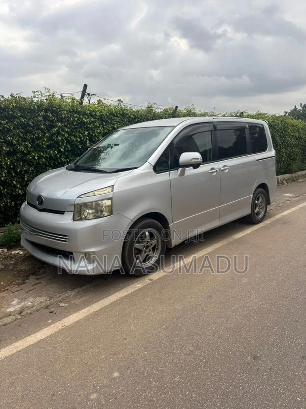 Toyota Voxy 2012 White