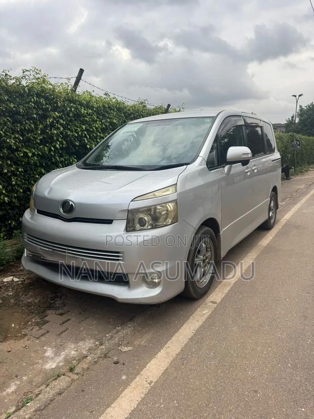 Toyota Voxy 2012 White