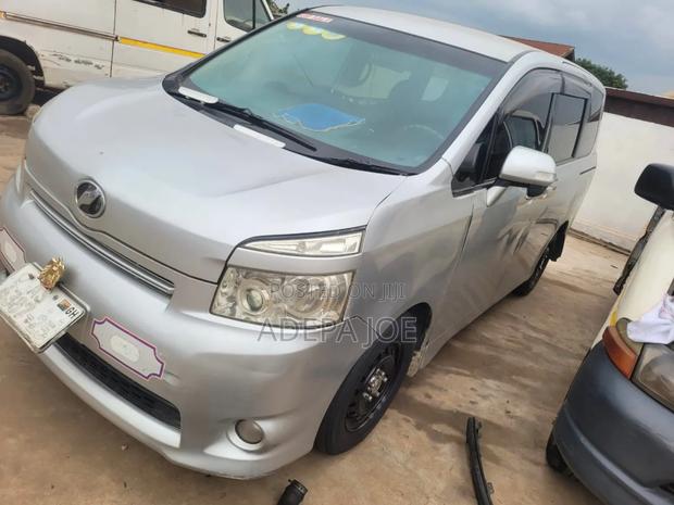 Toyota Voxy 2012 Silver