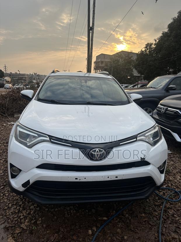 Toyota RAV4 LE 4dr SUV (2.5L 4cyl 6A) 2018 White