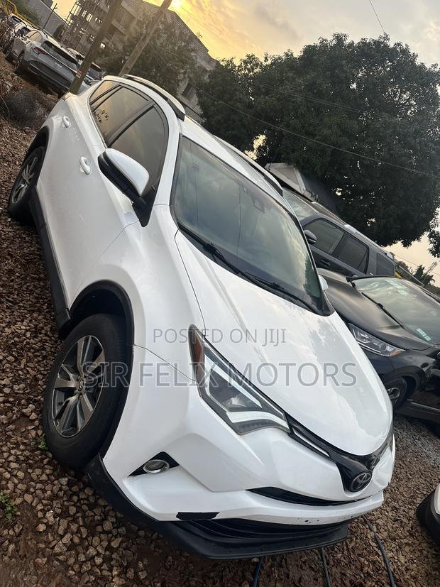 Toyota RAV4 LE 4dr SUV (2.5L 4cyl 6A) 2018 White