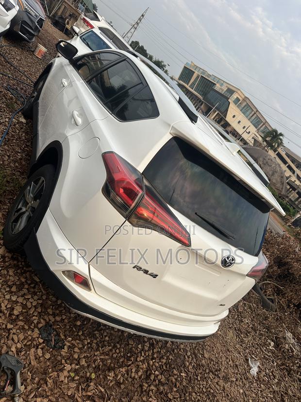 Toyota RAV4 LE 4dr SUV (2.5L 4cyl 6A) 2018 White