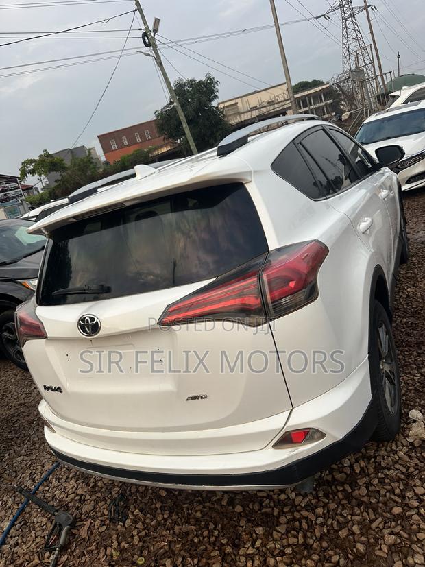 Toyota RAV4 LE 4dr SUV (2.5L 4cyl 6A) 2018 White