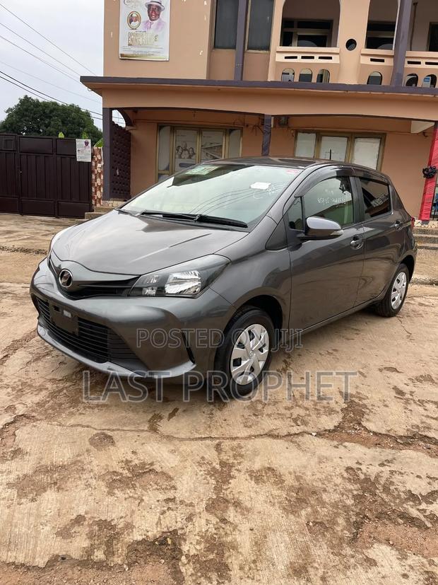 Toyota Vitz 2015 Gray