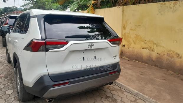 Toyota RAV4 2021 White