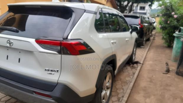 Toyota RAV4 2021 White