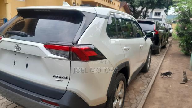 Toyota RAV4 2021 White