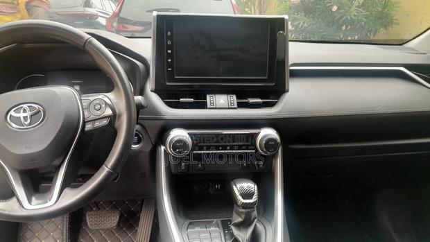 Toyota RAV4 2021 White