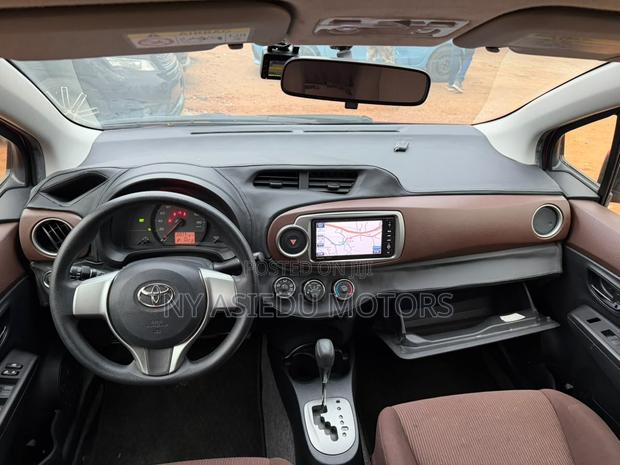 Toyota Vitz 1.3 FWD 5dr 2012 Pink
