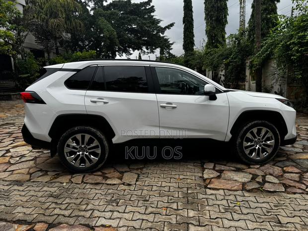 Toyota RAV4 XLE 2021 White