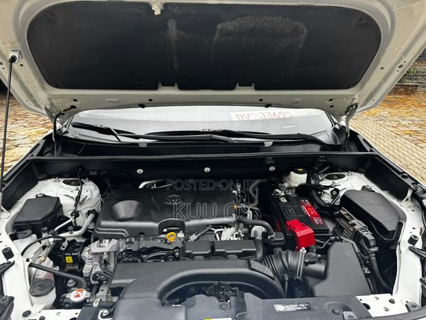 Toyota RAV4 XLE 2021 White
