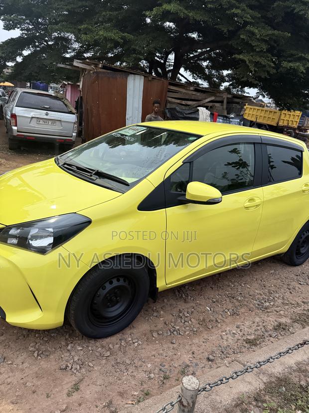 Toyota Vitz 1.3 FWD 5dr 2015 Yellow