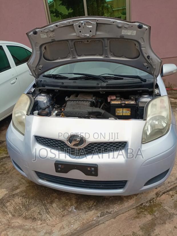 Toyota Vitz 2010 Silver