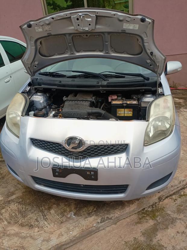 Toyota Vitz 2010 Silver