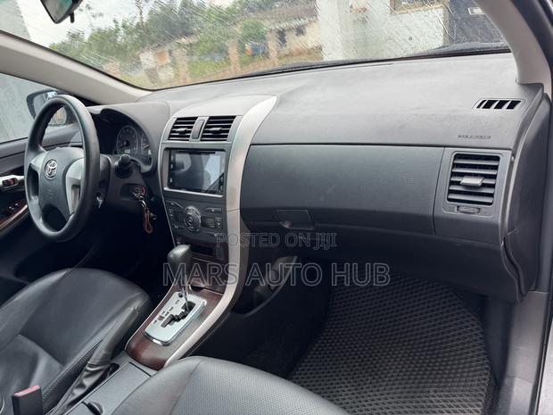 Toyota Corolla L 4dr Sedan (1.8L 4cyl 5M) 2013 Gray