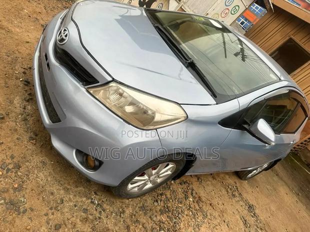 Toyota Vitz 2013 Ivory