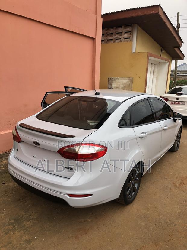 Ford Fiesta SE 4dr Sedan (1.6L 4cyl 5M) 2015 Gray