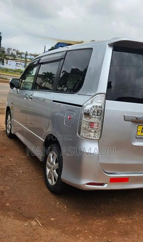 Toyota Voxy 2012 Silver
