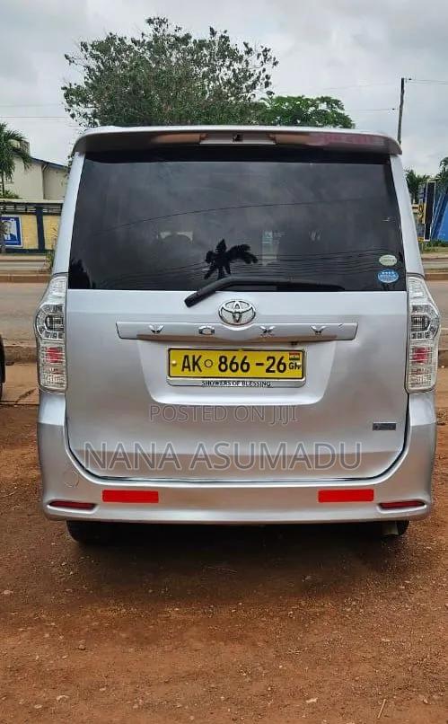 Toyota Voxy 2012 Silver